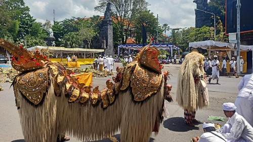 Prosesi Pecaruan Tawur Agung Kesanga yang berlangsung di Catus Pata depan Kantor Bupati Jembrana, Selasa (21/3/2023).