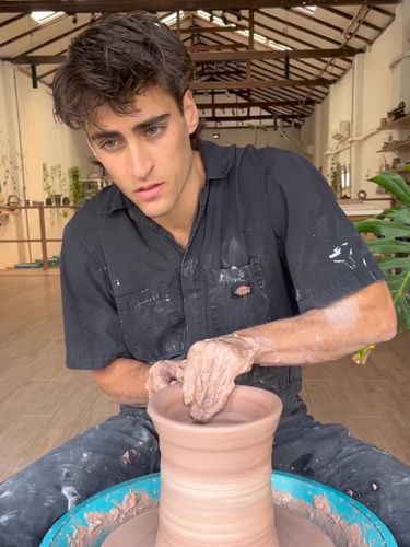 Theo Hirschfield yang juga dikenal dengan The Pottery Boy.