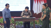 Direktur Utama BSI Hery Gunardi (kiri kedua) dan Gubernur Lemhannas RI Andi Widjajanto (kiri pertama) saat penandatanganan nota kesepahaman tentang pemanfaat produk dan layanan perbankan syariah di Gedung Pancagatra, Lemhannas, Jakarta. (20/3).