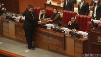 Namun, rapat ini sempat diwarnai interupsi Anggota Baleg DPR Fraksi Demokrat Hinca Panjaitan. Hinca sempat meminta naik ke panggung untuk menyampaikan interupsinya.