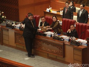 UU Ciptaker Disahkan DPR, Airlangga PD Investasi Makin Deras