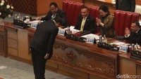 Airlangga Hartarto tampak menunduk memberikan salam kepada Puan.