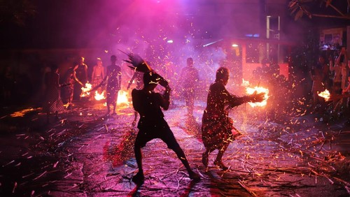 Tradisi perang api atau meamuk-amukan yang digelar sehari menjelang nyepi tepatnya pada malam pengerupukan, Selasa (21/3/2023). (Made Wijaya Kusuma)