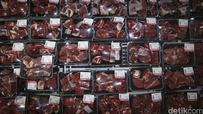 Transmart bekerja sama dengan PD Dharma Jaya memasok persediaan daging sapi segar dengan harga yang terjangkau.