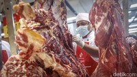 Harga daging sapi ini lebih murah dibandingkan harga di pasaran yaitu Rp 150.000-160.000 per kg.
