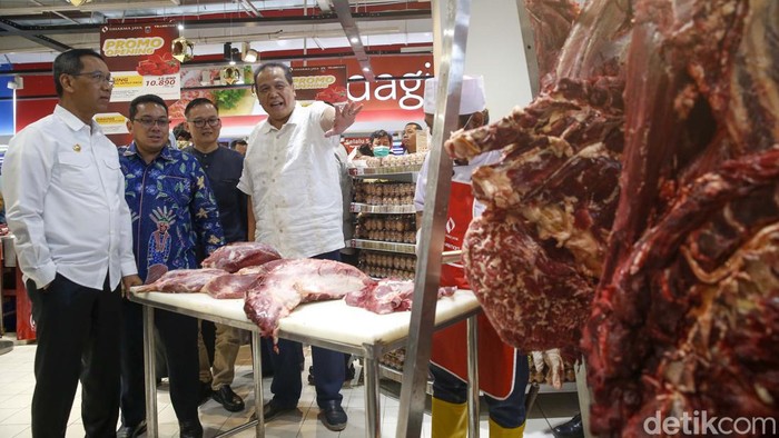 Transmart Hadirkan Daging Murah Jelang Ramadan Transmart bekerja sama dengan PD Dharma Jaya memasok persediaan daging sapi segar dengan harga yang terjangkau.
