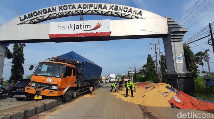 Truk gandeng nangkring di tengah jalan Lamongan