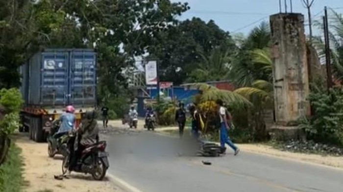 Truk kontainer tabrak motor dan tewaskan 2 pelajar di Kendari.