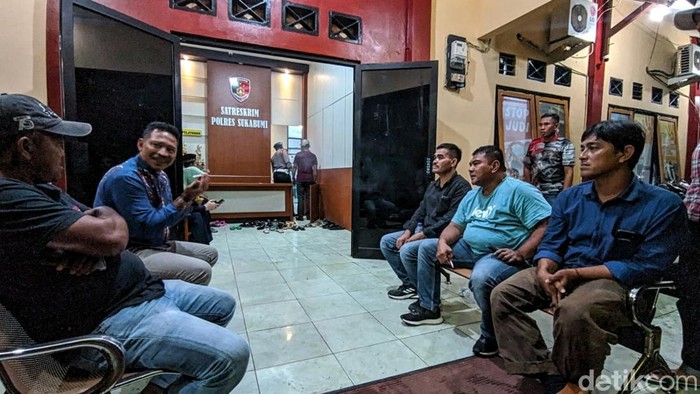Ujang Abdurohim Rochmi, anggota DPRD Kabupaten Sukabumi Fraksi Partai Golkar mendatangi Mapolres Sukabumi, Senin (20/3/2023) malam
