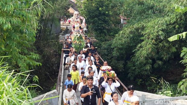 Umat Hindu di Boyolali gelar mecaru dan mengarak ogoh-ogoh jelang Nyepi, Selasa (21/3/2023).