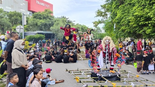 Umat Hindu di Kupang saat memikul ogoh-ogoh pawai keliling jalan El Tari, Kota Kupang sejauh 2 kilometer, Selasa (21/3/2023). (Yufen Ernesto/detikBali)