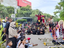 Umat Hindu di Kupang saat memikul ogoh-ogoh pawai keliling jalan El Tari, Kota Kupang sejauh 2 kilometer, Selasa (21/3/2023).