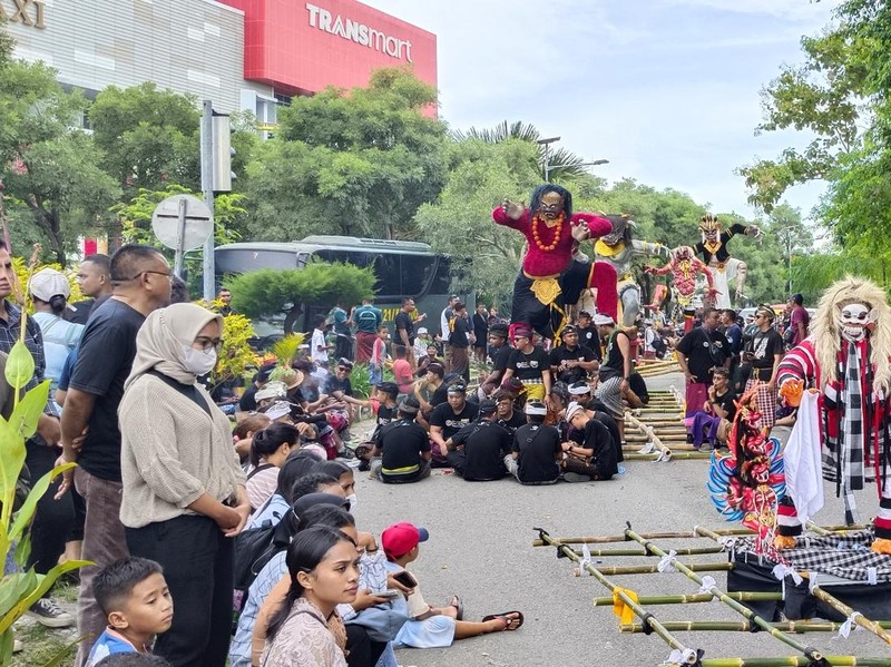 Umat Hindu di Kupang saat memikul ogoh-ogoh pawai keliling jalan El Tari, Kota Kupang sejauh 2 kilometer, Selasa (21/3/2023). (Yufen Ernesto/detikBali)