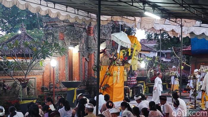 Umat khidmat mengikuti jalannya upacara Puncak Tawur Agung Kesanga, Selasa (21/3/2023).