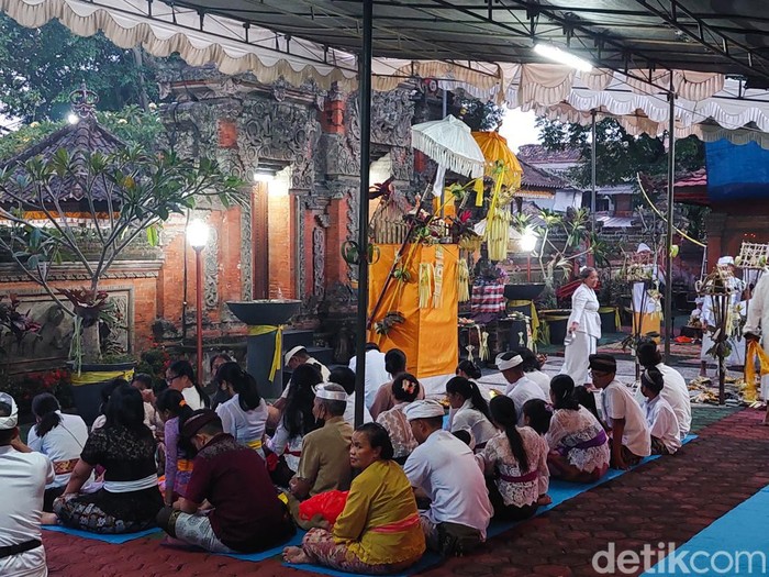 Umat khidmat mengikuti jalannya upacara Puncak Tawur Agung Kesanga, Selasa (21/3/2023).