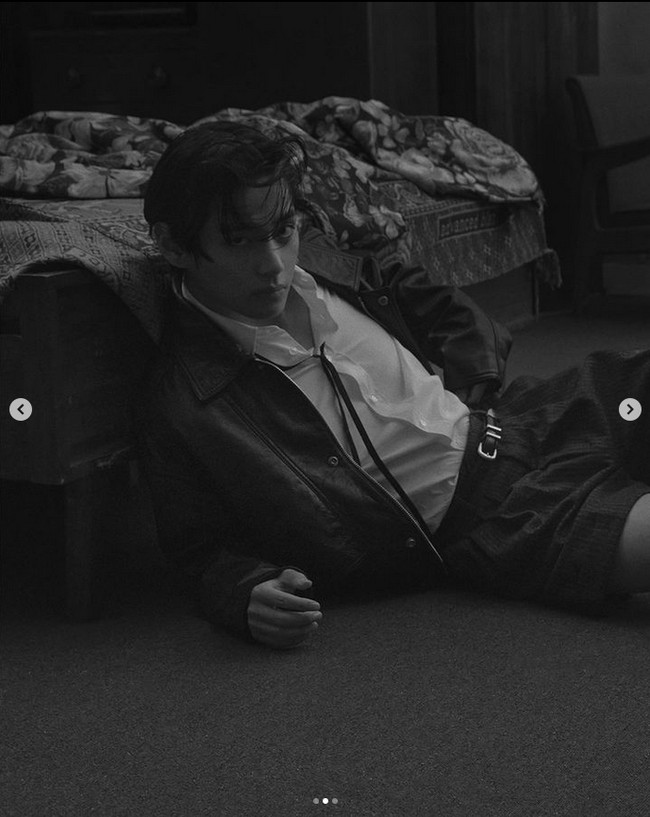 ARMY berbondong-bondong membeli busana V BTS setelah fotonya dibagikan. Alhasil situs resmi CELINE error tak bisa dibuka selama beberapa jam. Foto: dok. ELLE Korea