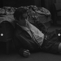 ARMY berbondong-bondong membeli busana V BTS setelah fotonya dibagikan. Alhasil situs resmi CELINE error tak bisa dibuka selama beberapa jam. Foto: dok. ELLE Korea