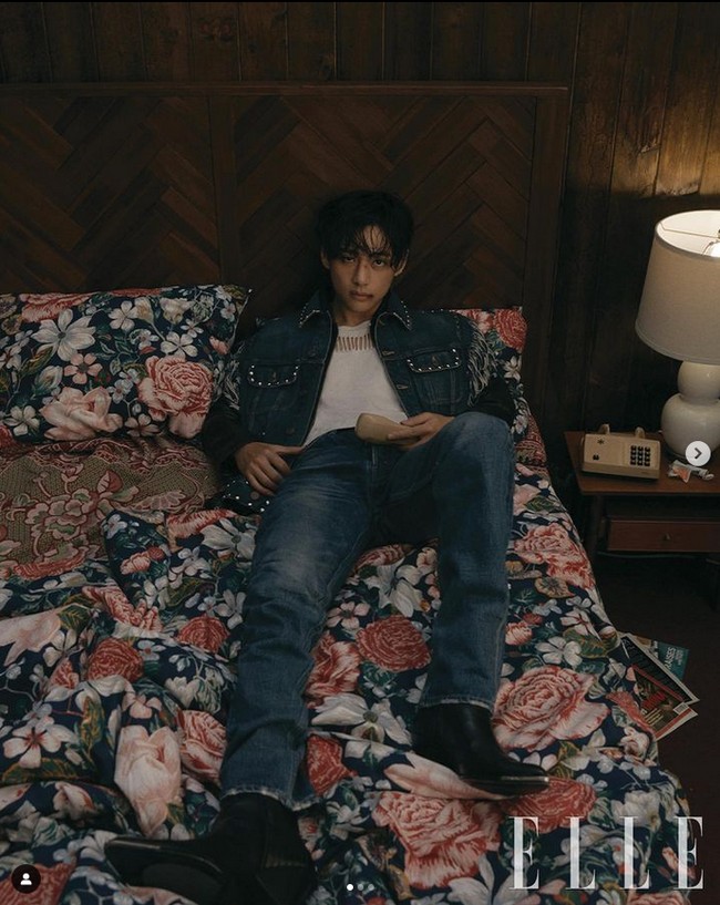 Pemilik nama asli Kim Taehyung itu memancarkan aura bak model sungguhan. Tak heran jika majalah ELLE Korea jadi rebutan di toko buku Korea Selatan dan Jepang. Foto: dok. ELLE Korea