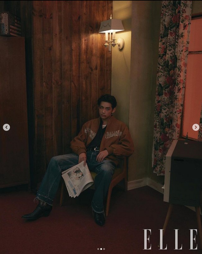 Taehyung ini bukan pemotretan. Ini poster film, Konsep James Dean ini gila, Wah, V BTS benar-benar terlihat seperti model, komentar sejumlah netizen Korea setelah melihat penampilannya. Foto: dok. ELLE Korea