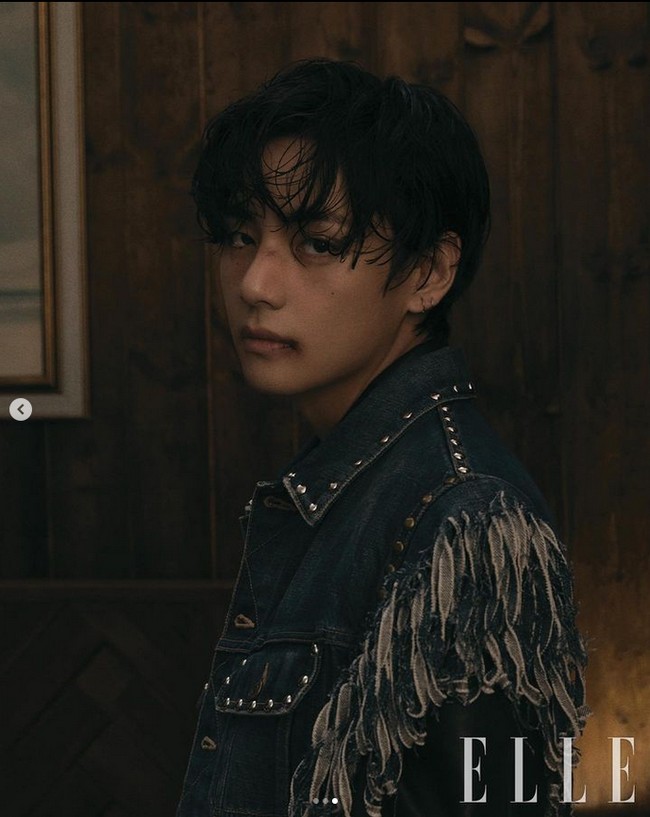 Wajahnya pun didandani hingga terlihat seperti babak belur. Sejumlah netizen Korea menyebut pemotretan V BTS lebih mirip poster film. Foto: dok. ELLE Korea