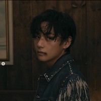 Wajahnya pun didandani hingga terlihat seperti babak belur. Sejumlah netizen Korea menyebut pemotretan V BTS lebih mirip poster film. Foto: dok. ELLE Korea