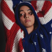 Dalam salah satu foto, V BTS terlihat memesona dengan piercing di bagian hidung. Foto: dok. ELLE Korea