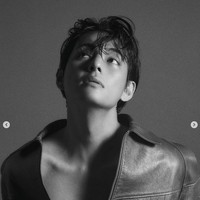 ELLE Korea memanggil V BTS sebagai CELINE boy. Terungkap bahwa V BTS akan segera diumumkan sebagai global ambassador CELINE tahun ini. Foto: dok. ELLE Korea