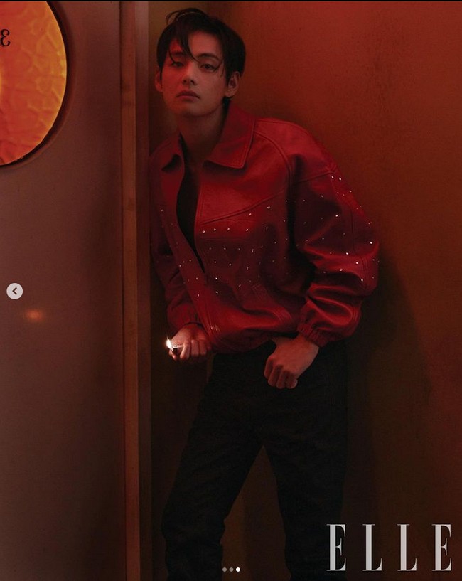 Tampil bak rockstar. V BTS memakai busana terbaru koleksi CELINE Spring 2023 Menswear selama pemotretan. Foto: dok. ELLE Korea