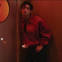 Tampil bak rockstar. V BTS memakai busana terbaru koleksi CELINE Spring 2023 Menswear selama pemotretan. Foto: dok. ELLE Korea