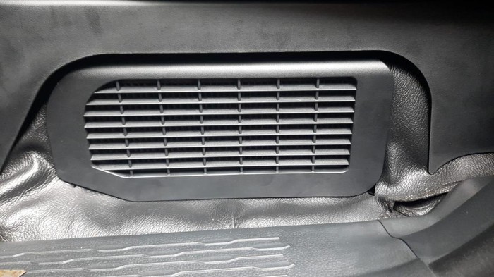 Ventilasi di bawah jok penumpang depan Innova Zenix Hybrid