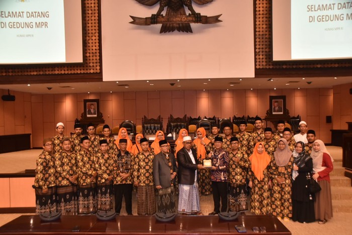 Wakil Ketua MPR RI Yandri Susanto menerima delegasi Madrasah Tsanawiyah (MTs) dan Madrasah Aliyah (MA) Perguruan Islam Al Jauharotunnaqiyah.
