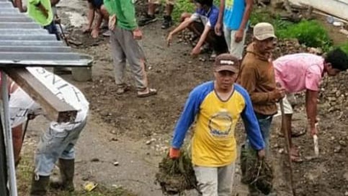 Warga Desa Sumillan, Kecamatan Alla, Enrekang, gotong royong memperbaiki jalan rusak.