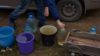 Mereka membawa ember, jerigen dan botol untuk mengisi air bersih.