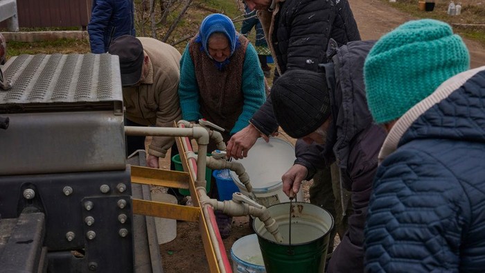 Dampak serangan Rusia, warga di Konstantinivka kesulitan air bersih. Untungnya, dinas pemadam kebakaran Ukraina memberikan air bersih kepada para warga.
