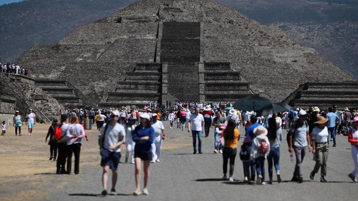 Warga Meksiko Menikmati Hangatnya Matahari Musim Semi Hot air balloons float above the Pyramid of the Moon on the day of the spring equinox in the pre-hispanic city of Teotihuacan, on the outskirts of Mexico City, Mexico, March 20, 2023. REUTERS/Henry Romero