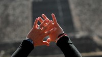 Mereka menikmati hangatnya matahari selama perayaan ekuinoks musim semi.