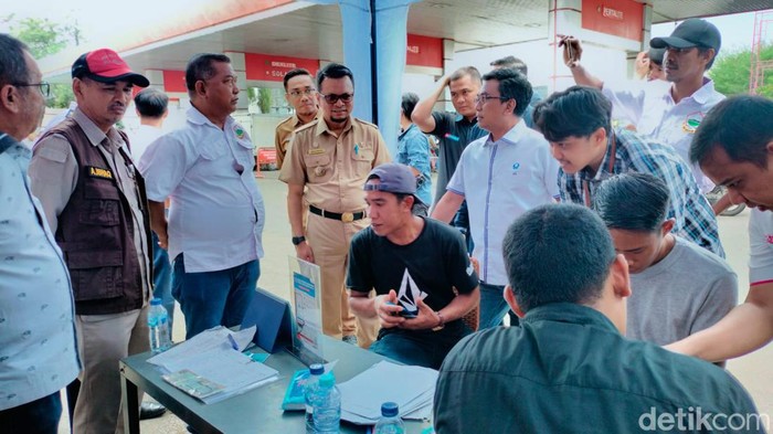Warga mendaftar program subsidi tepat sasaran lewat aplikasi MyPertamina di SPBU Tamalanrea, Makassar, Sulsel.