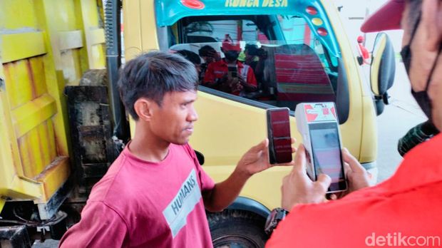 Warga mendaftar program subsidi tepat sasaran lewat aplikasi MyPertamina di SPBU Tamalanrea, Makassar, Sulsel.