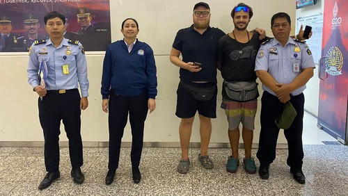 WNA asal Rusia yang menyalahgunakan izin tinggal dan overstay dideportasi dari Bali, Senin (20/3/2023). Dari empat bule Rusia yang dideportasi, dua merupakan pelatih mengendarai motor.