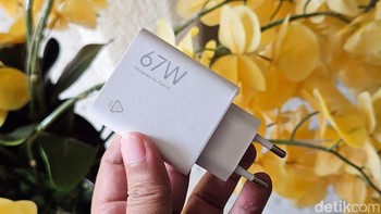Di dalamnya diberikan charger 67W. Foto: Adi Fida Rahman/detikINET