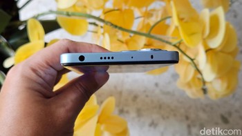 Bagian atasnya terdapat jack audio 3,5 mm, speaker, IR blaster dan mic. Foto: Adi Fida Rahman/detikINET