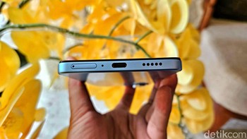 Sementara di bagian bawah ada SIM Card tray, port USB Type C dan speaker.Foto: Adi Fida Rahman/detikINET