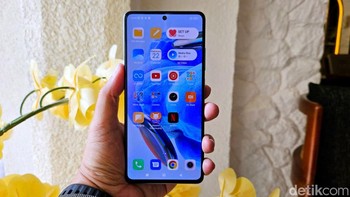 Layarnya mengadopsi punch hole di tengah layar. Foto: Adi Fida Rahman/detikINET