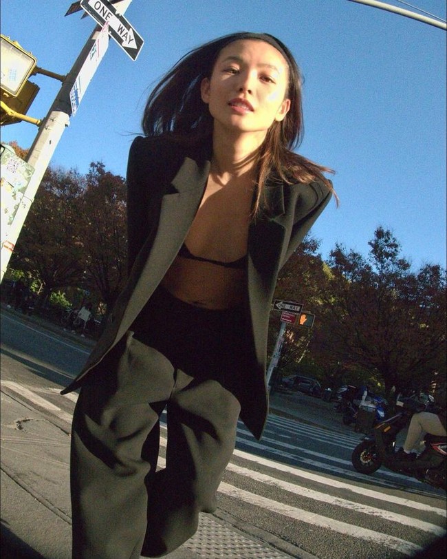 Ayahku datang dari keluarga petani, mereka membawa etos kerja mereka ke Australia ketika pertama kali pindah ke sini pada 1994,Kehidupan masa kecilku di Hong Kong, dari rumah sakit Kowloon di mana aku dilahirkan, apartemen pencakar langit di mana aku tinggal selama lima tahun. Hello Kitty adalah tema tetap untuk ulang tahun dan bermain jadi ketika brand Italia FURLA memintaku untuk memotret kolaborasi terbaru mereka dengan Hello Kitty, artinya kembali ke Hong Kong dan reuni keluarga,  kisah Yan Yan Chan mengenai latar belakangnya.Foto: Instagram Yan Yan Chan