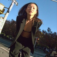 Ayahku datang dari keluarga petani, mereka membawa etos kerja mereka ke Australia ketika pertama kali pindah ke sini pada 1994,Kehidupan masa kecilku di Hong Kong, dari rumah sakit Kowloon di mana aku dilahirkan, apartemen pencakar langit di mana aku tinggal selama lima tahun. Hello Kitty adalah tema tetap untuk ulang tahun dan bermain jadi ketika brand Italia FURLA memintaku untuk memotret kolaborasi terbaru mereka dengan Hello Kitty, artinya kembali ke Hong Kong dan reuni keluarga,  kisah Yan Yan Chan mengenai latar belakangnya.Foto: Instagram Yan Yan Chan