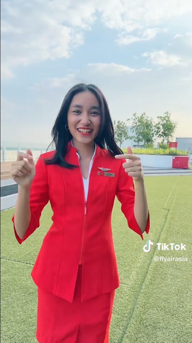 Gadis keturunan Filipina yang pindah ke Singapura itu pun baru-baru ini kembali jadi sorotan. Setelah jadi model C&K, Zoe kembali jadi perbincangan karena dilirik oleh brand besar lain yakni Air Asia. Begini penampilan terbarunya pakai seragam Air Asia yang jadi perbincangan.Foto: TikTok Air Asia