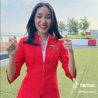 Gadis keturunan Filipina yang pindah ke Singapura itu pun baru-baru ini kembali jadi sorotan. Setelah jadi model C&K, Zoe kembali jadi perbincangan karena dilirik oleh brand besar lain yakni Air Asia. Begini penampilan terbarunya pakai seragam Air Asia yang jadi perbincangan.Foto: TikTok Air Asia
