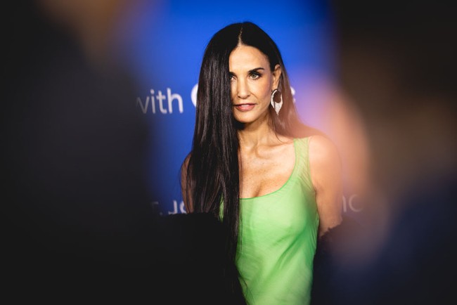 Demi Moore tampil memesona saat hadir di Fashion Trust U.S. Awards 2023 yang digelar pada 21 Maret 2023 kemarin. Foto: Getty Images