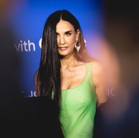 Demi Moore tampil memesona saat hadir di Fashion Trust U.S. Awards 2023 yang digelar pada 21 Maret 2023 kemarin. Foto: Getty Images