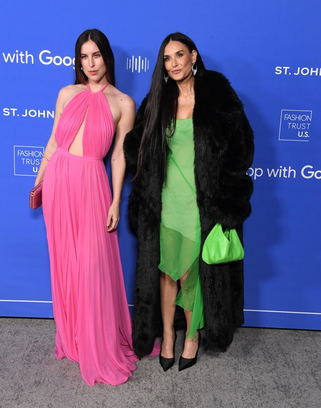 Mantan istri Bruce Willis itu hadir ke acara penghargaan fashion tersebut bersama putrinya Scout LaRue Willis. Keduanya sama-sama mengenakan busana dalam warna bold. Foto: Getty Images